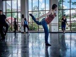 Dancers in a studio at 十大博彩推荐排名州立